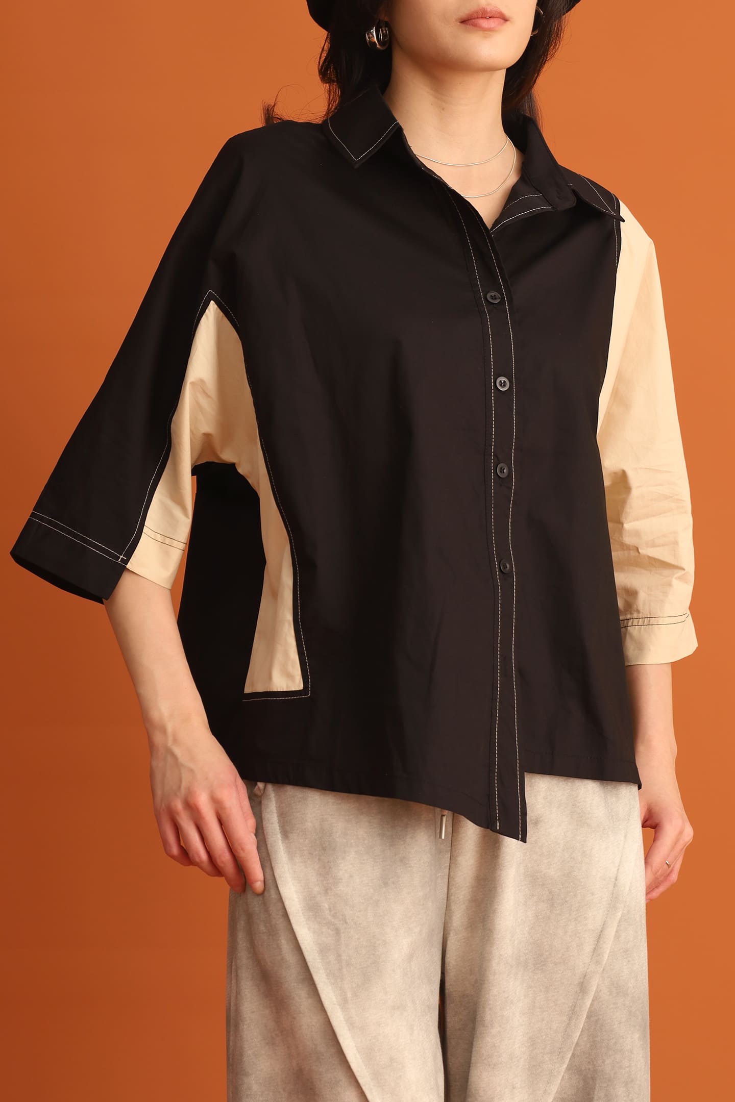 CHOSEN - Doyeon Colourblock Shirt in Cream Black