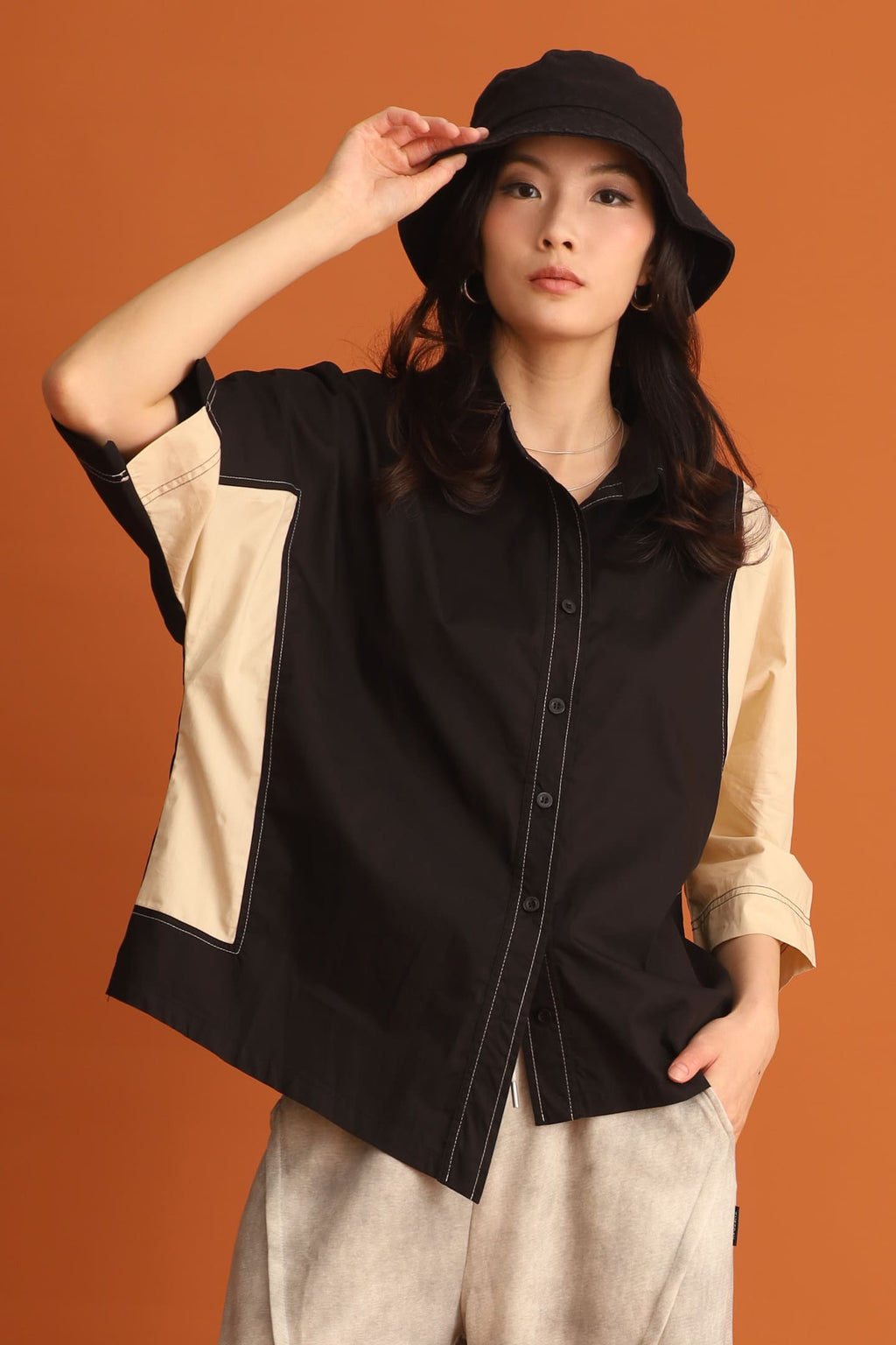 CHOSEN - Doyeon Colourblock Shirt in Cream Black